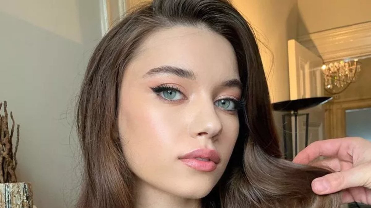 Afra Saraçoğlu iç çamaşırsız pozuyla büyüledi! “Taş mısın tüfek misin?”