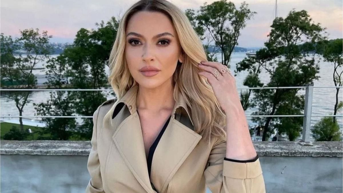 Hadise sütyensiz pozunu paylaştı, yetmedi yarı çıplak yatağa uzandı! “10 saniyeden fazla bakınca eriyorsun”