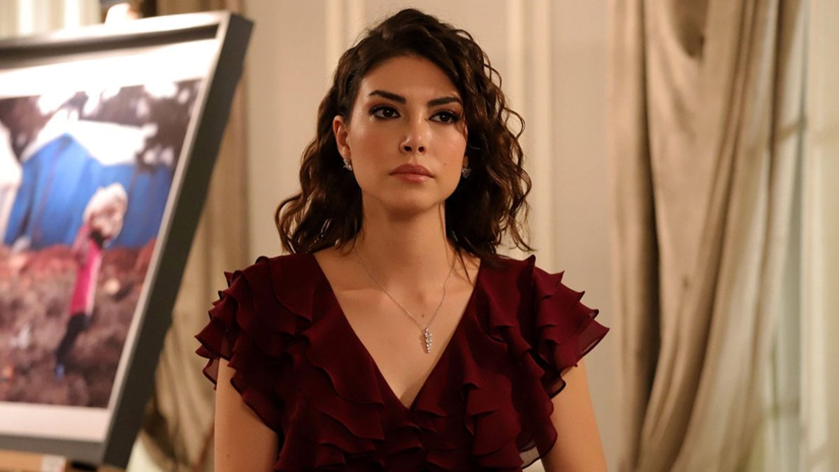Teşkilat’ın Zehra’sı derin bacak dekoltesi ile akıl aldı! “Sana karşı koyamıyorum”