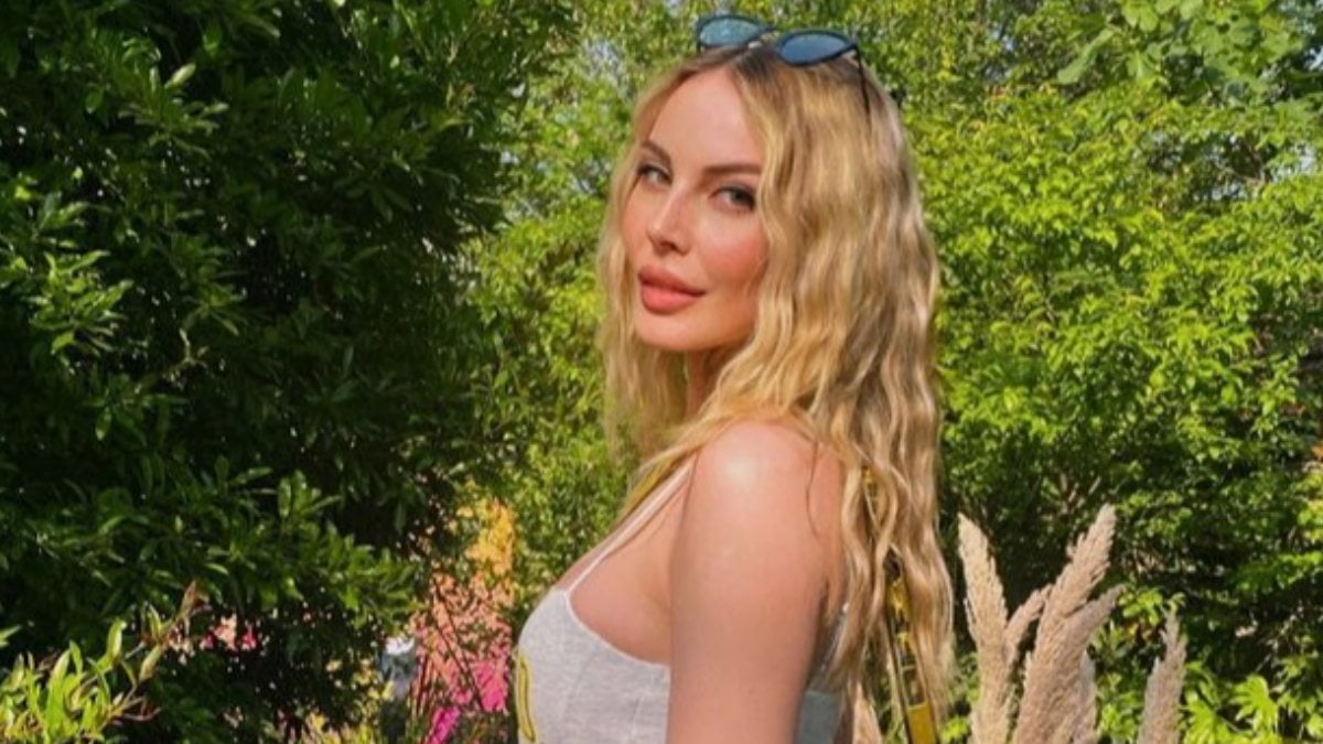 Hande Sarıoğlu cesur pozuyla yeni yıla “Merhaba” dedi! “Victoria’nın sırrı vs Hande’nin sırtı”