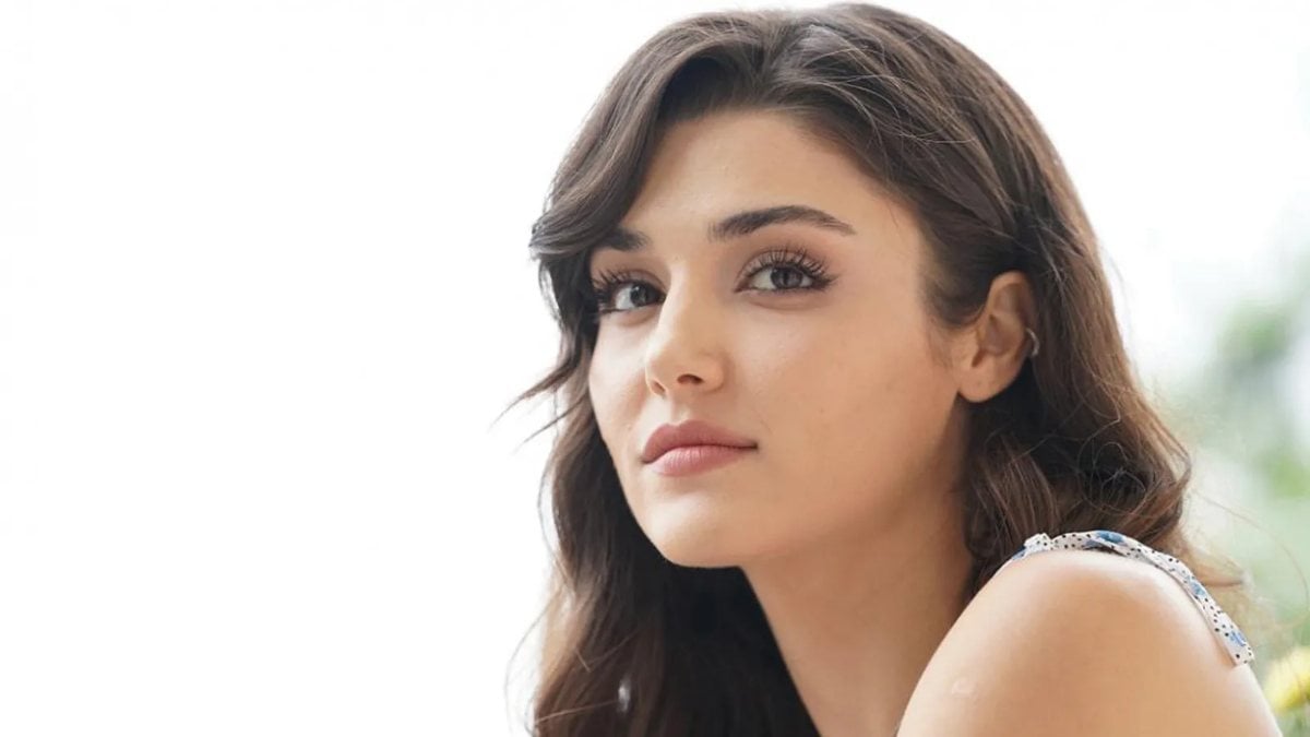 Süper minili ayna pozuyla olay yarattı! Hande Erçel’den iddialı poz: “Allah özene bezene yaratmış”