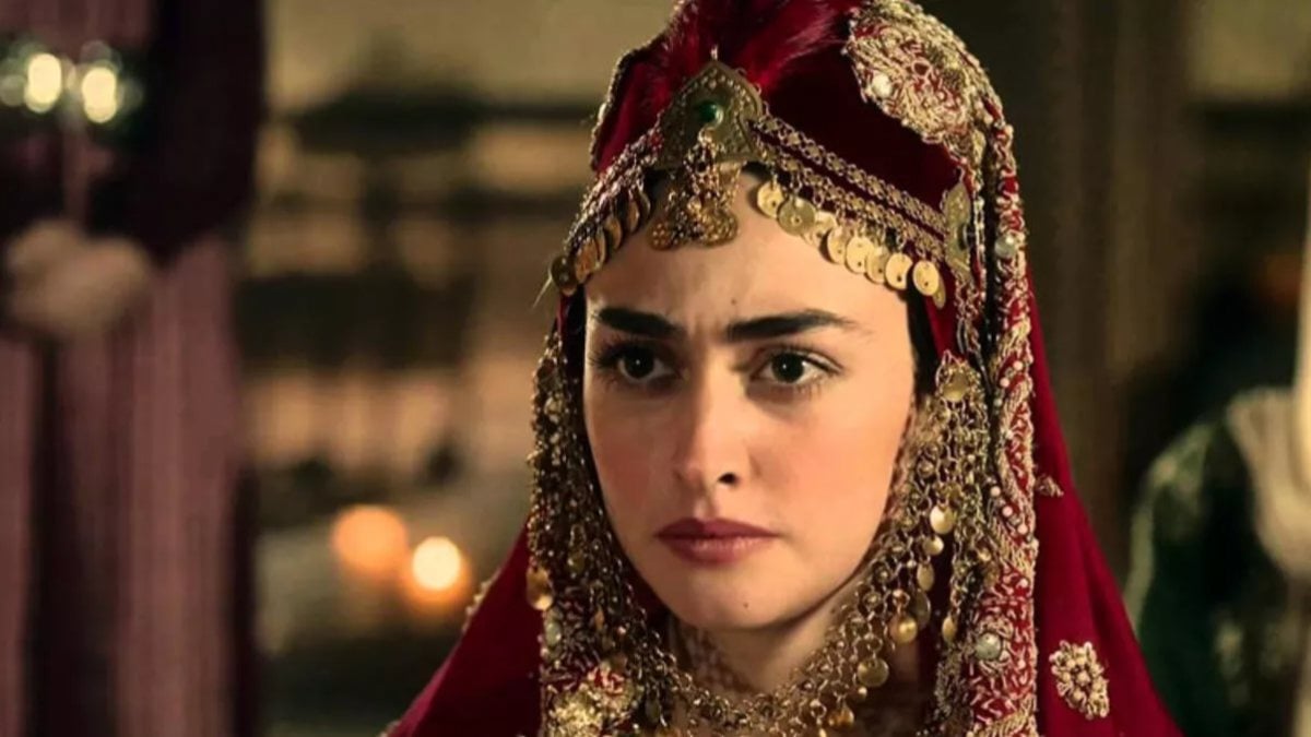 Tanıyabilene aşk olsun! Esra Bilgiç ceketinin içine bir şey giymedi, olay oldu! “Gece gibisin”