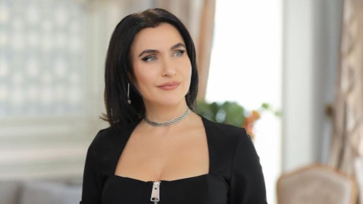 Yasak Elma’nın Ender’i derin dekolteli elbisesiyle beğeni butonunu patlattı! “Gece ateşi”