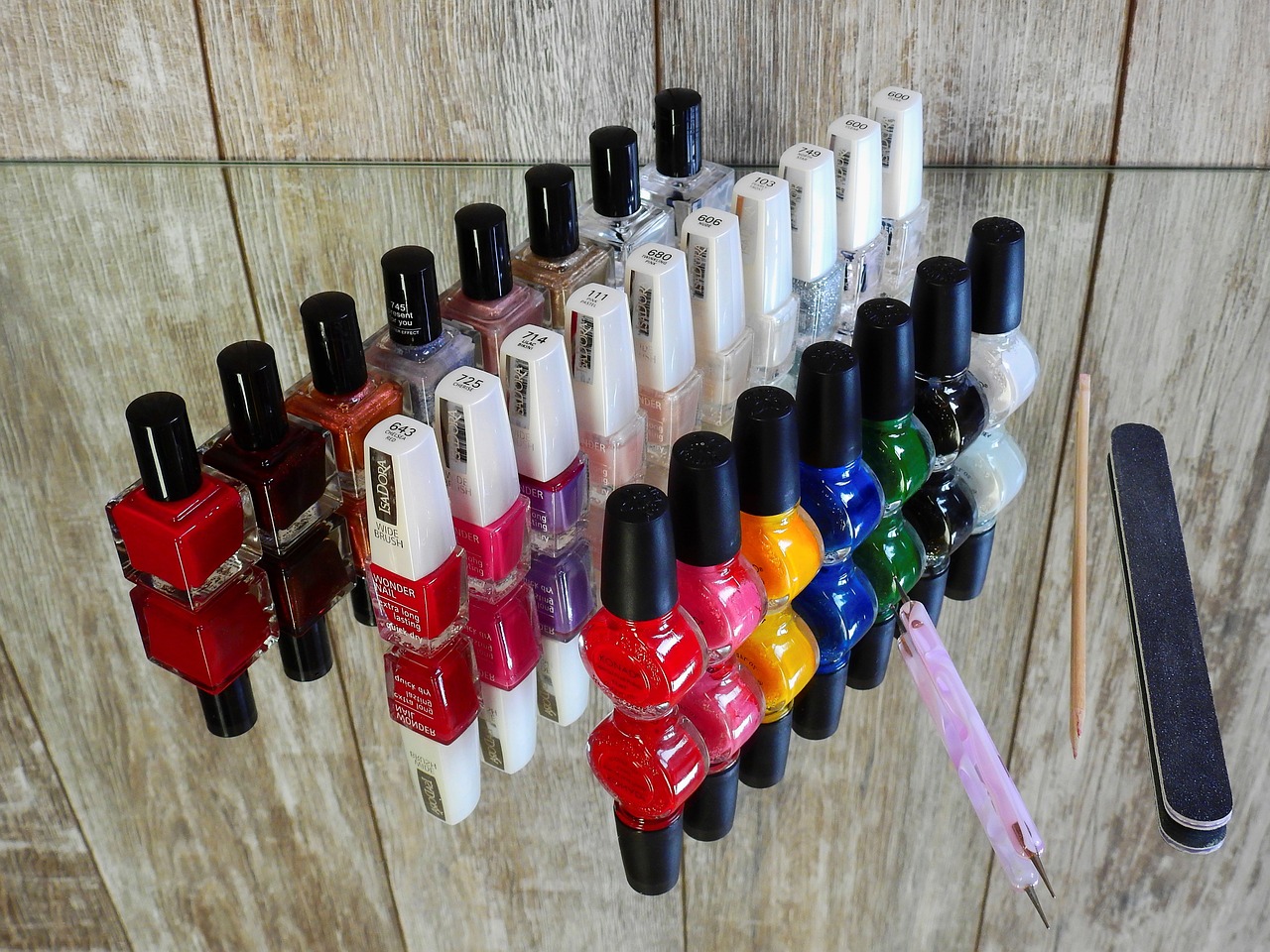 En İyi Tırnak Ojesi: Essie mi, OPI mi?