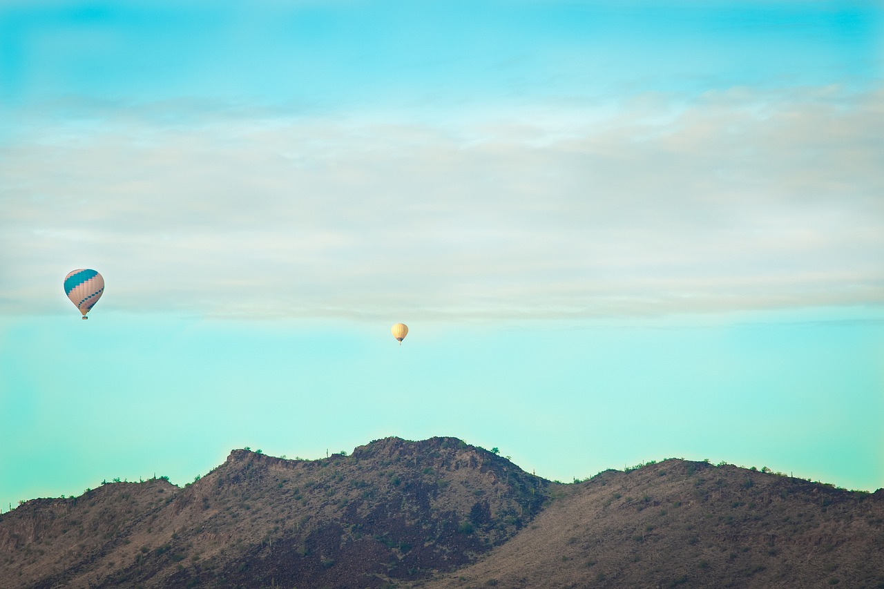 Cilt Tipine Göre En İyi Nemlendirici: Neutrogena Hydro Boost mu, Clinique Moisture Surge mu?