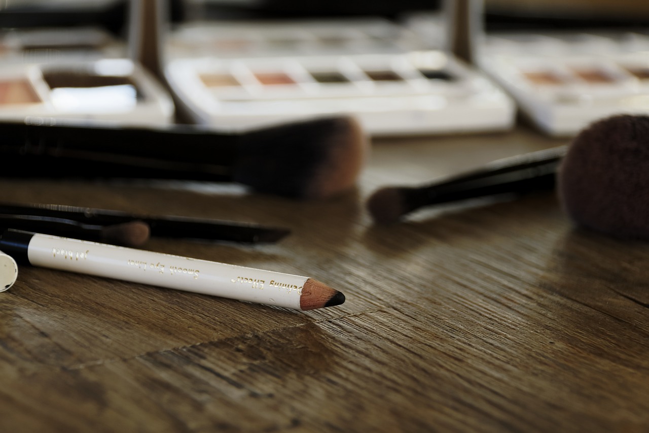 En İyi Likit Eyeliner: Stila Stay All Day Waterproof Liquid Eye Liner mi, NYX Epic Ink Liner mi?