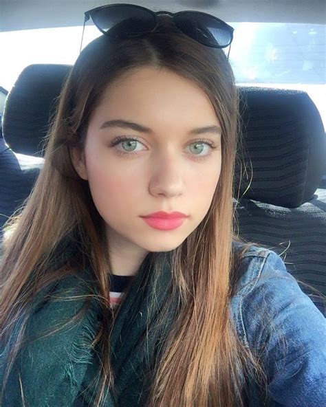 Afra Saraçoğlu Kimdir?