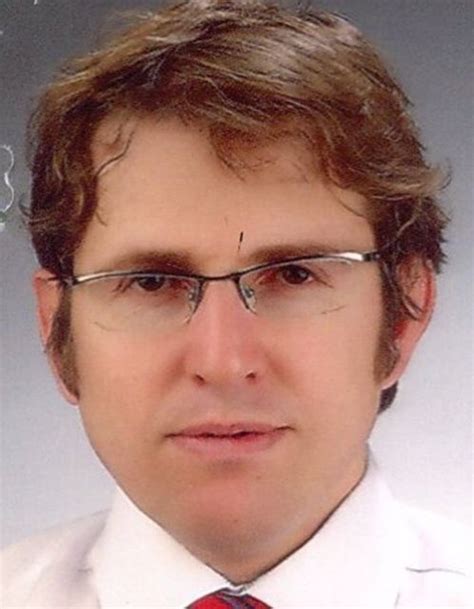 Dr Ekrem Karakaya Kimdir?
