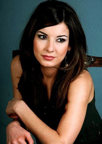 İrem Altuğ Kimdir?