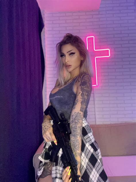 Damla Özden Kimdir?