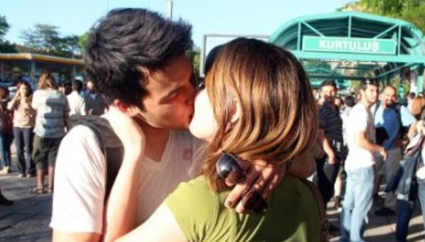 Öpüşmenin Gizemi ve Tarihi Derinlikleri