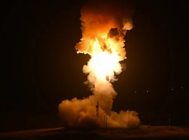 ABD, Minuteman 3 Füzesini Test Sırasındaki Arıza Nedeniyle Havada Patlattı