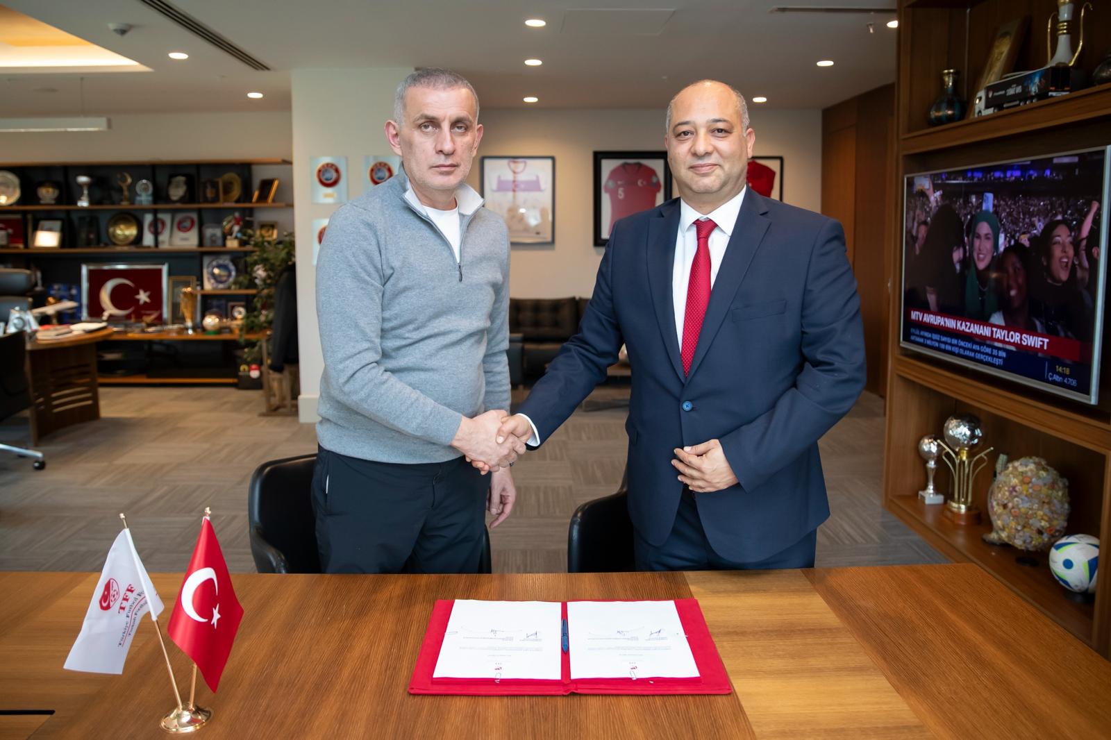 Sektörün hakemi, sahada da hakemlerin yanında