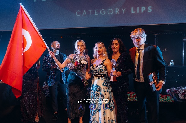 Türkiye’den dünyaya: Cansu Durkun, Nieuwe Luxor Theater sahnesinin yıldızı oldu