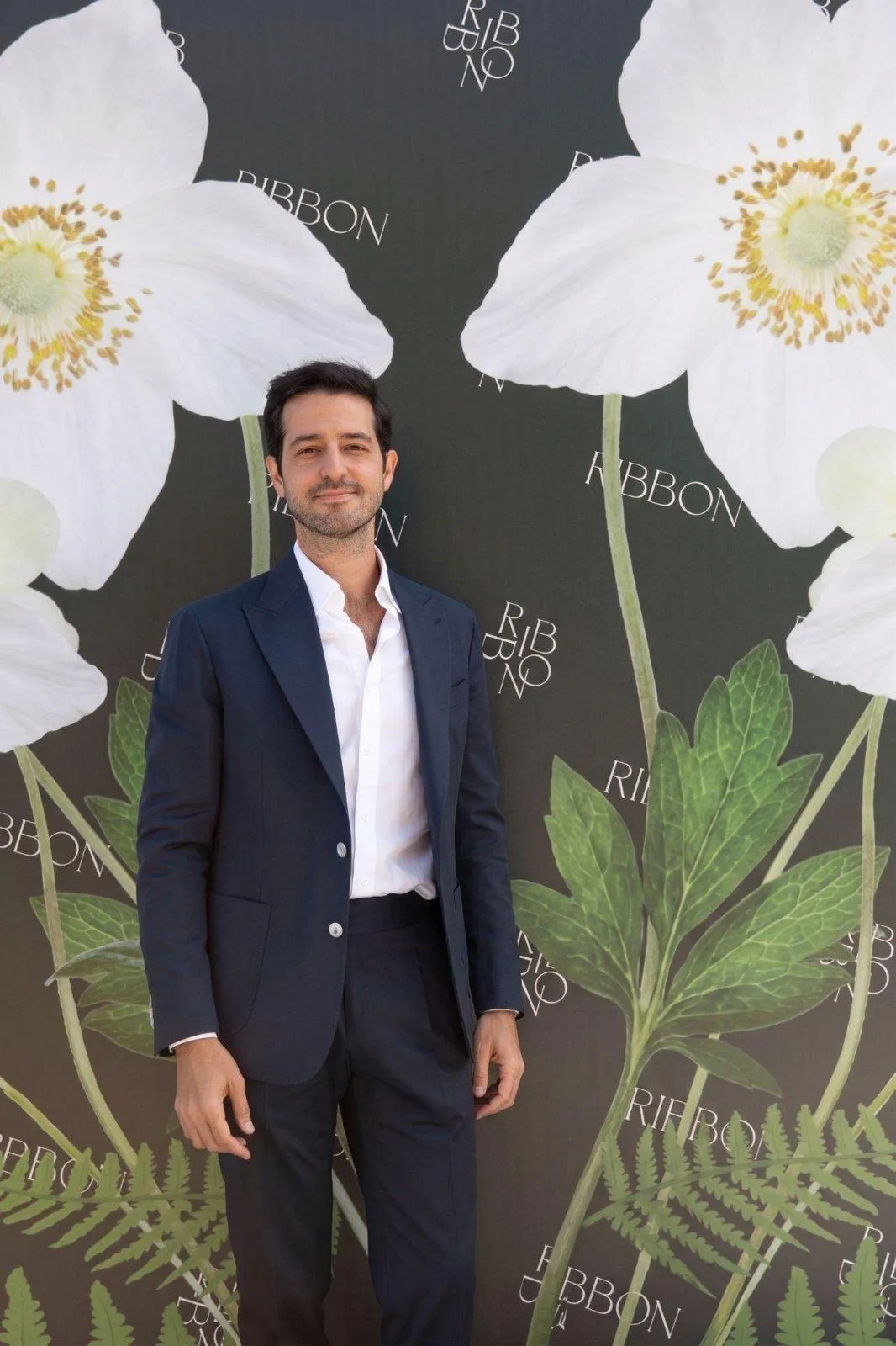 Ömer Üçer, Ribbon Flowers kurucu ortağı ve genel müdürü, RIBBON desenli fon önünde